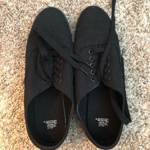 Black tennis shoes